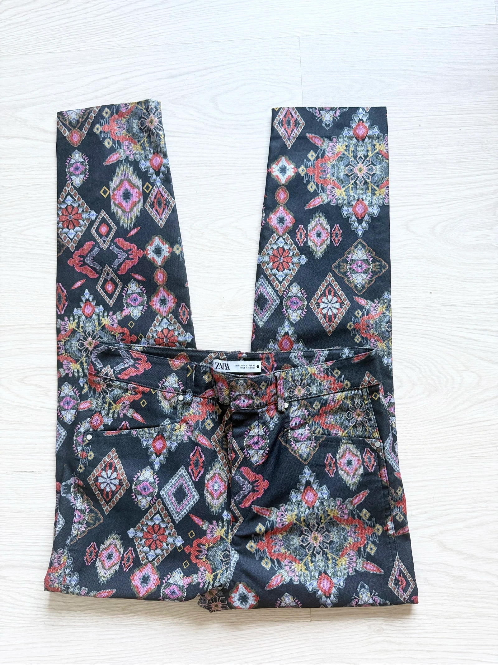 Calça slim preta e multicolorida com estampa Zara tamanho 36 S – photo 3